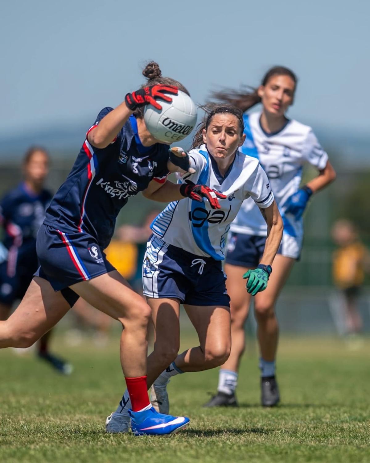 Eva Lago trata de robar un balón durante el transcurso de un encuentro en el Mundial.