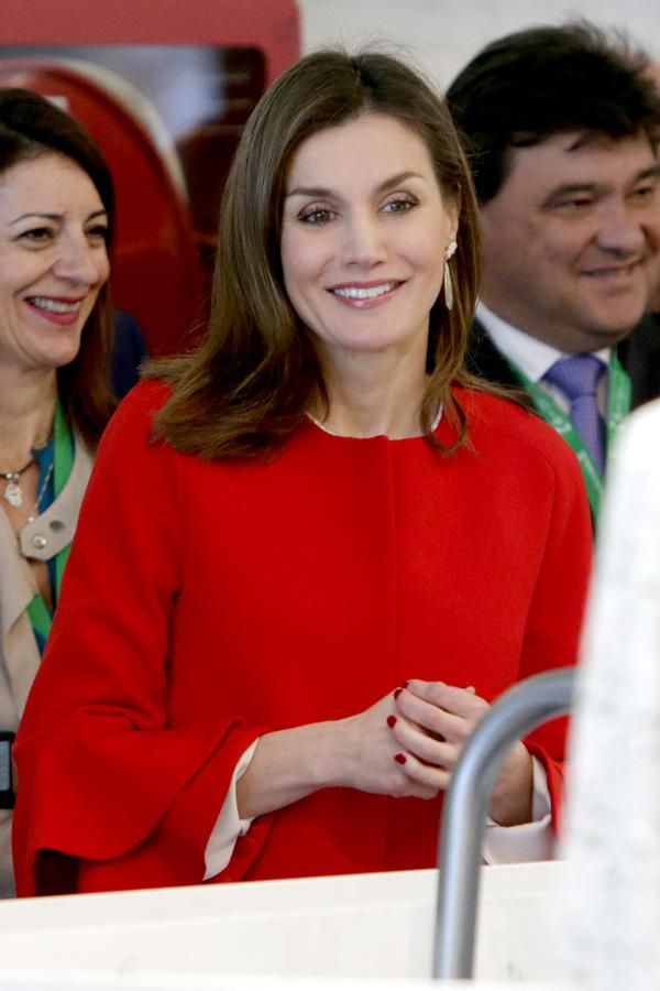 Letizia Ortiz con abrigo rojo de volantes en las mangas de Zara y manicura del mismo color