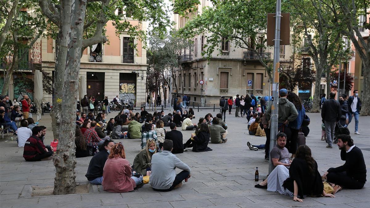 BARCELONA 25 04 2021  Barcelona   Tema Consumo de Alcohol en las plazas del barrio de Gracia (Tiendas de paquis  botellon) En la foto botellon en la Placa Virreina   FOTO de RICARD CUGAT