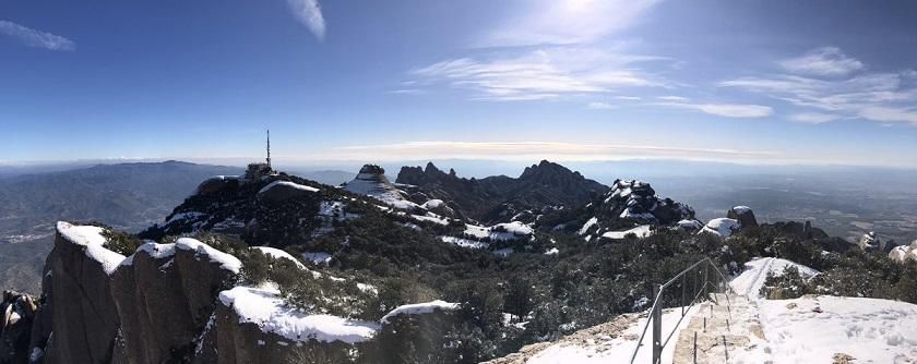 Paisatge de fred i restes de neu a Montserrat