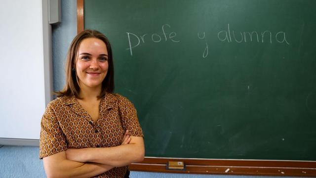 Erin Doherty posa en el aula de su clase en el IES Castro Alobre.   | // I. ABELLA