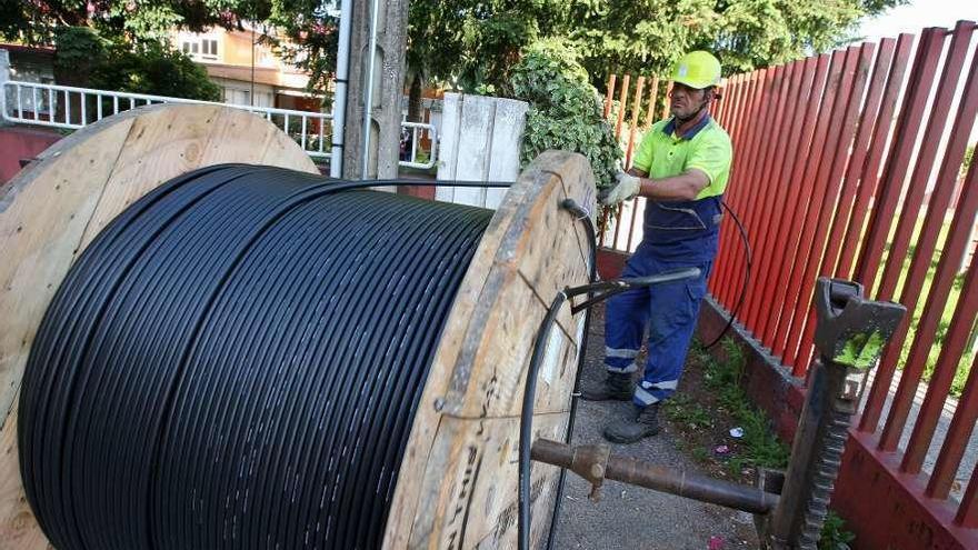 Un operarario instalando fibra óptica en la comarca del Deza. // Bernabé