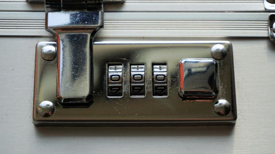 ¿Has olvidado el código de tu maleta de viaje? Así la puedes desbloquear y abrir
