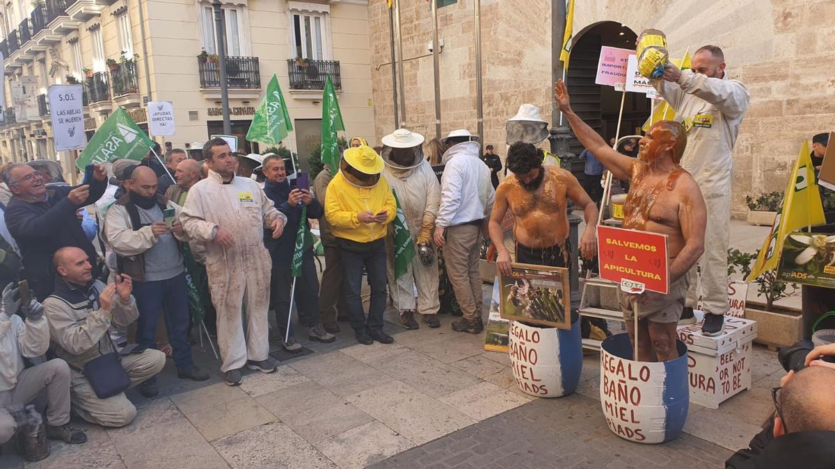 Apicultores valencianos se bañan en miel frente a Les Corts en señal de protesta