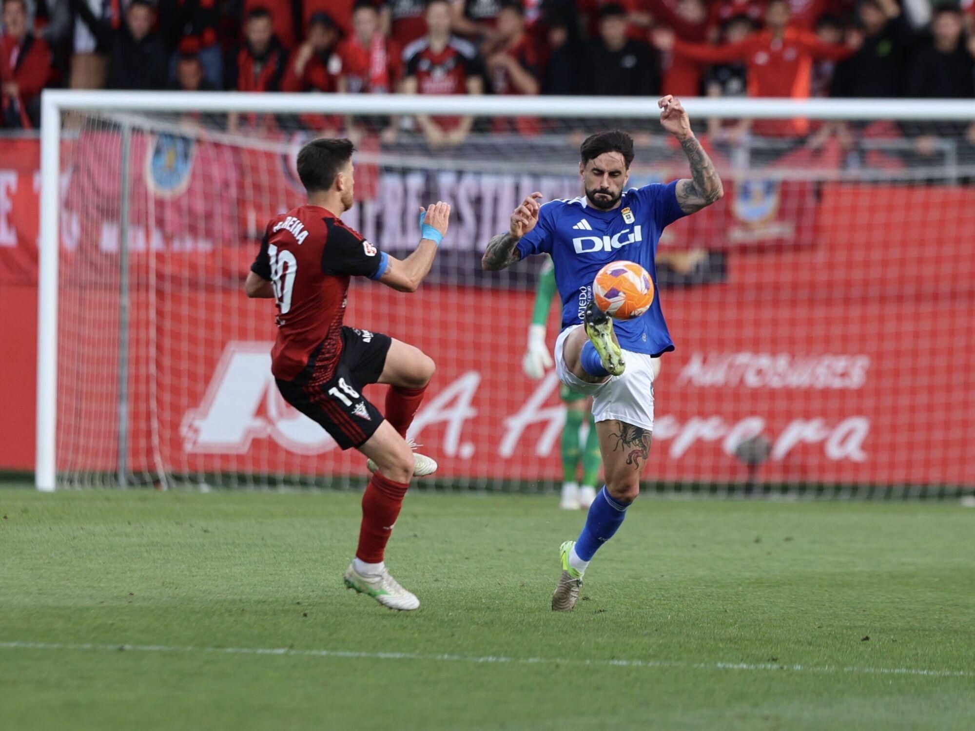 EN IMÁGENES: Ambientazo en la ida de la final por el ascenso a Primera entre Mirandés y Oviedo
