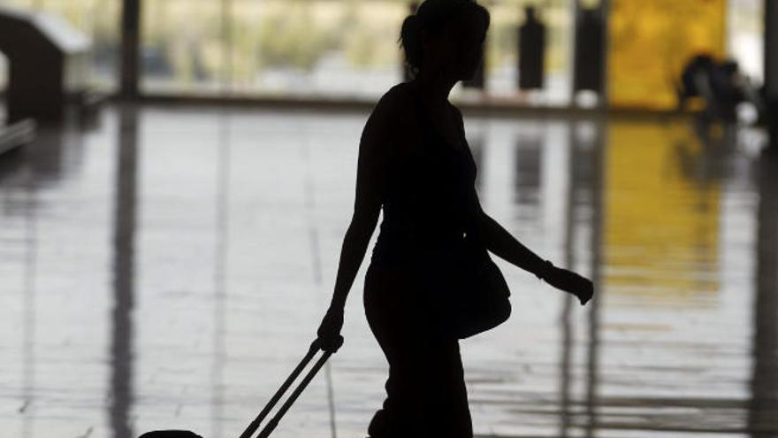 Una mujer arrastra una maleta en el aeropuerto Tenerife Norte.