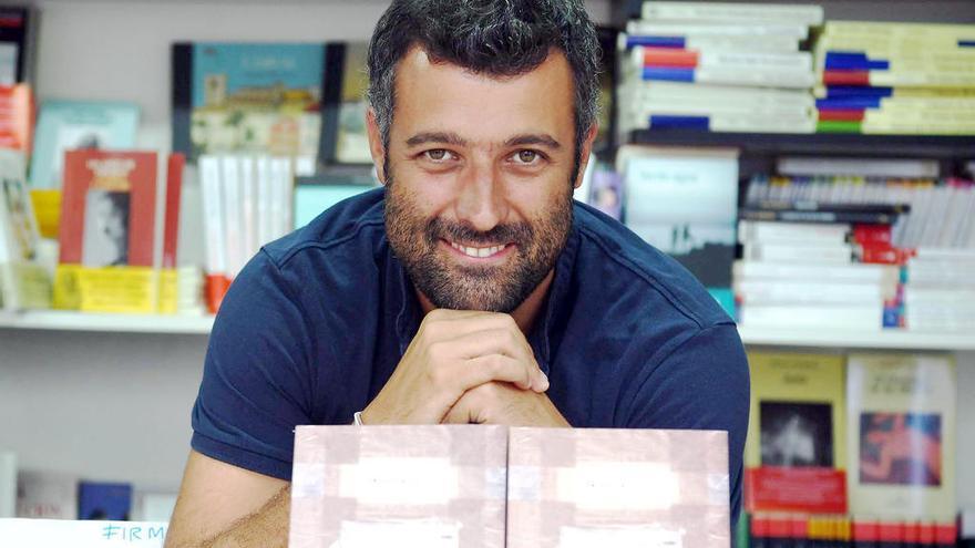 Nacho Carretero posa con dos ejemplares de &quot;Fariña&quot;. // Carlos Pardellas