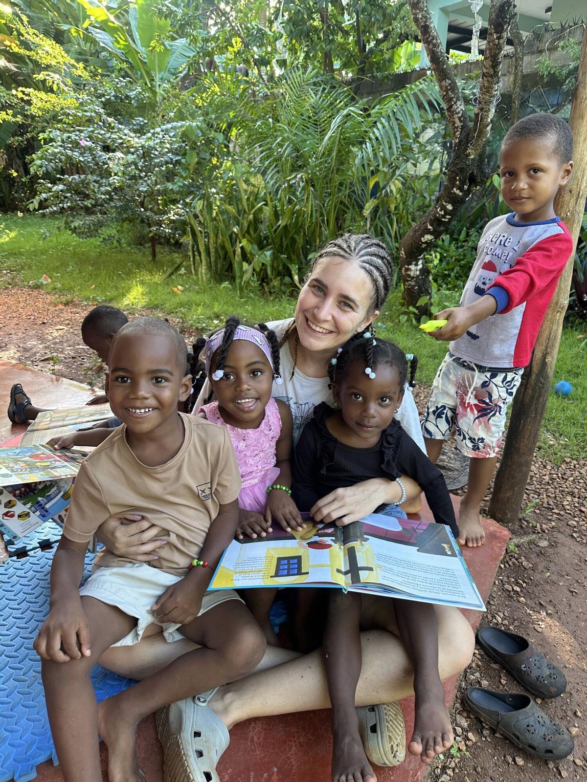 Imatges del voluntariat de Tiana Catany, d'Artés, en una escola de la República Dominicana Imatges del voluntariat de Tiana Catany, d'Artés, en una escola de la República Dominicana