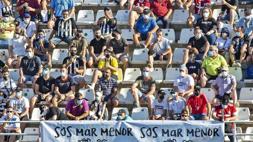 Aficionados del FC Cartagena y el UCAM Murcia CB durante sus respectivos partidos con menores índices de aforo.  | IVÁN URQUÍZAR/JUAN CARLOS CAVAL