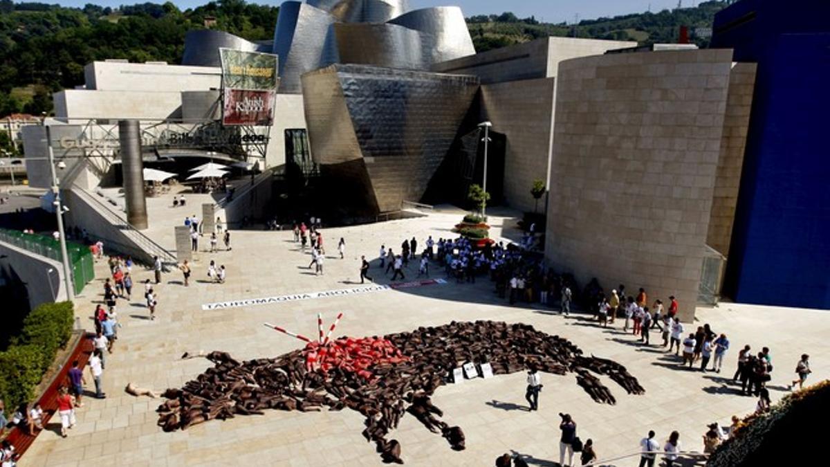 PROTESTAN DESNUDOS ANTE EL GUGGENHEIM PARA RECLAMAR LA ABOLICIÓN DE LOS TOROS