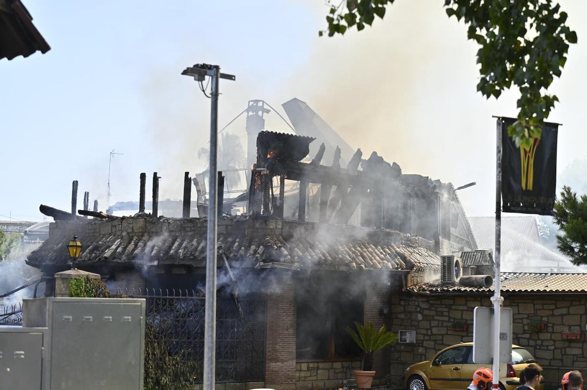 En imágenes | Un incendio calcina el restaurante La Junquera de Zaragoza