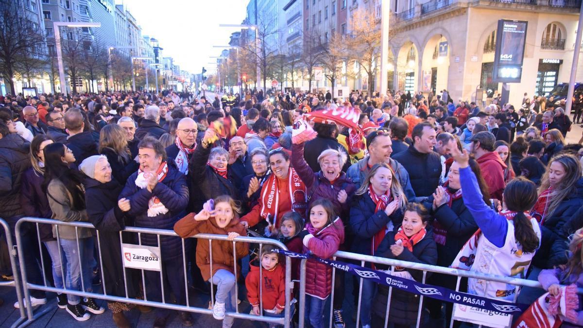 Los aficionados del Casademont, reunidos en la Plaza de España de Zaragoza para celebrart la Copa