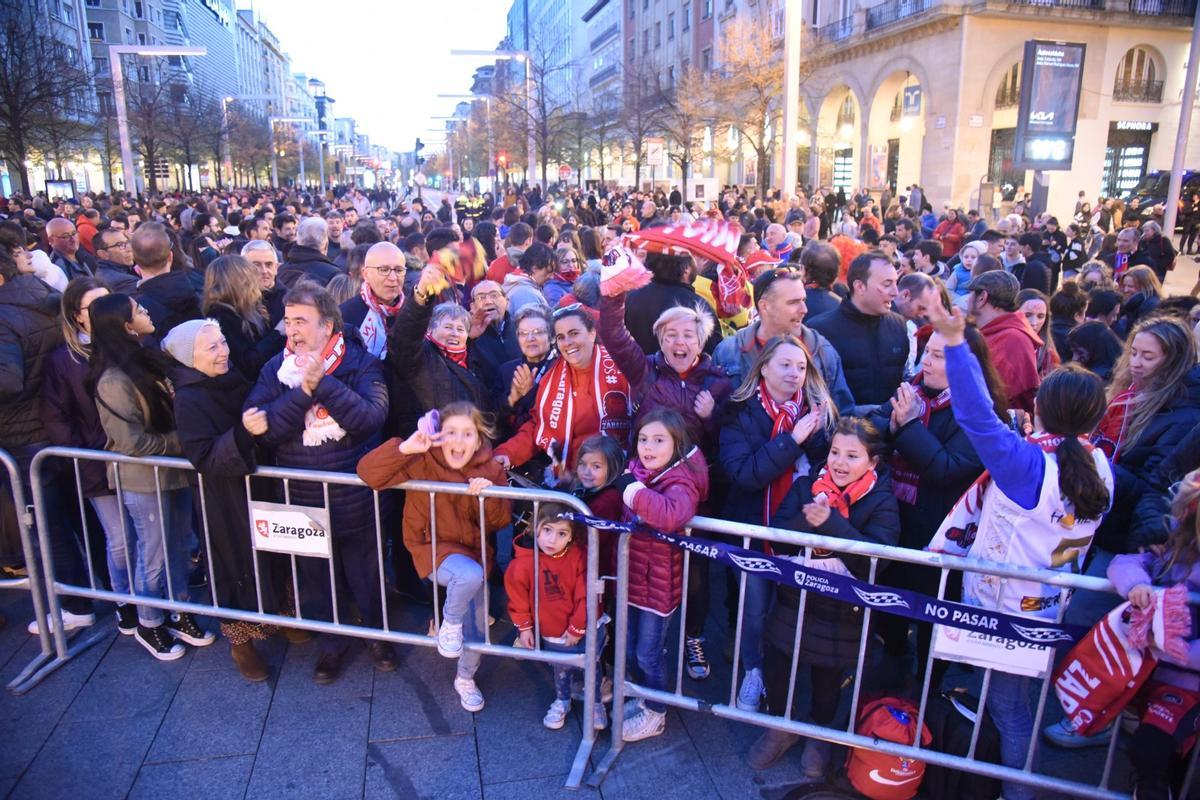 Los aficionados del Casademont, reunidos en la Plaza de España de Zaragoza para celebrart la Copa