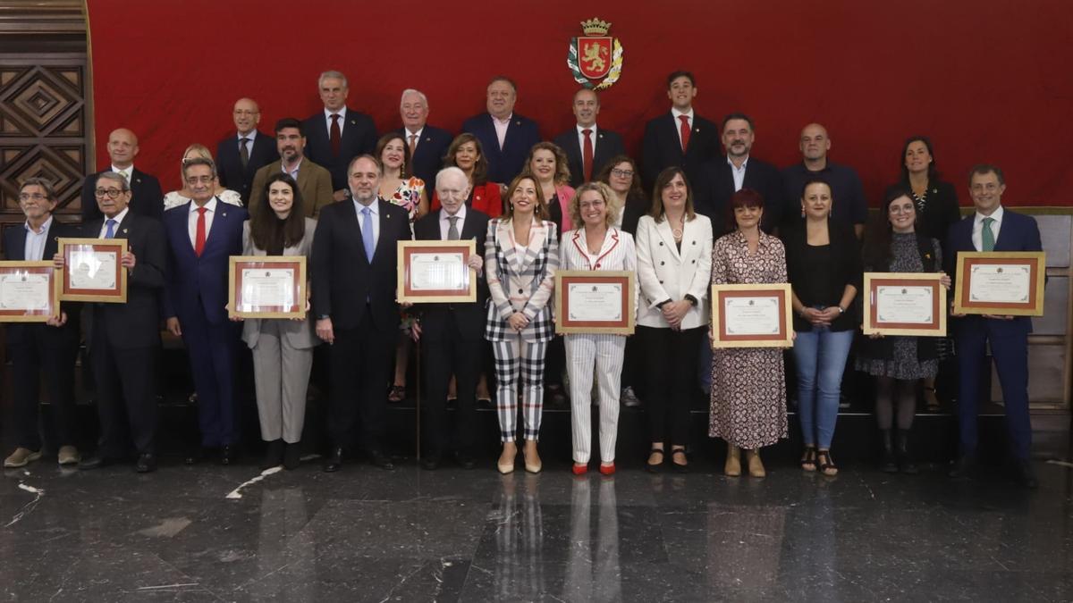 El Ayuntamiento de Zaragoza homenajea a ocho zaragozanos ejemplares