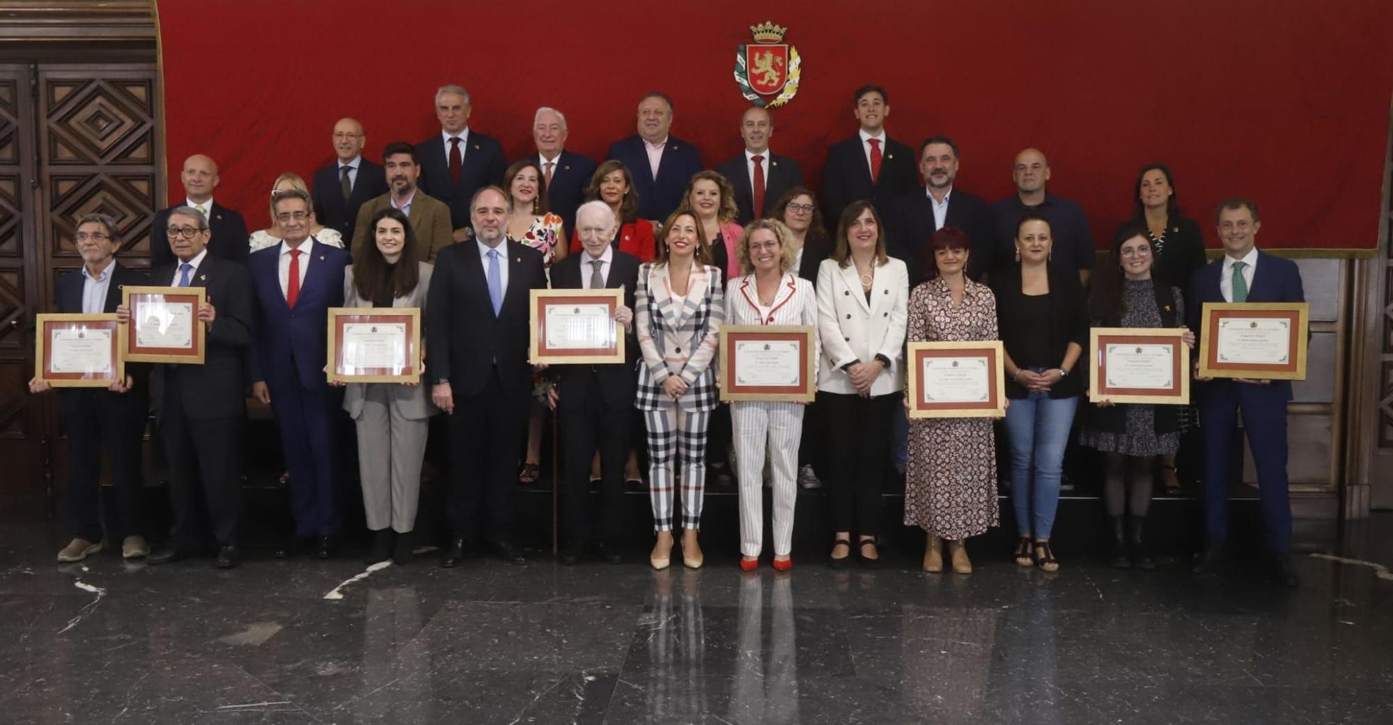El Ayuntamiento de Zaragoza homenajea a ocho zaragozanos ejemplares