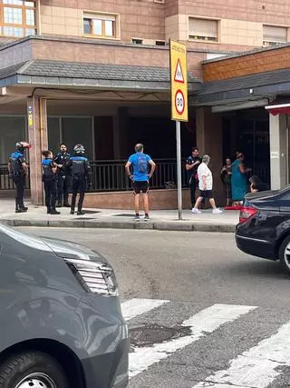 Una motorista resulta herida en Gijón al estrellarse por confundir el freno con el acelerador
