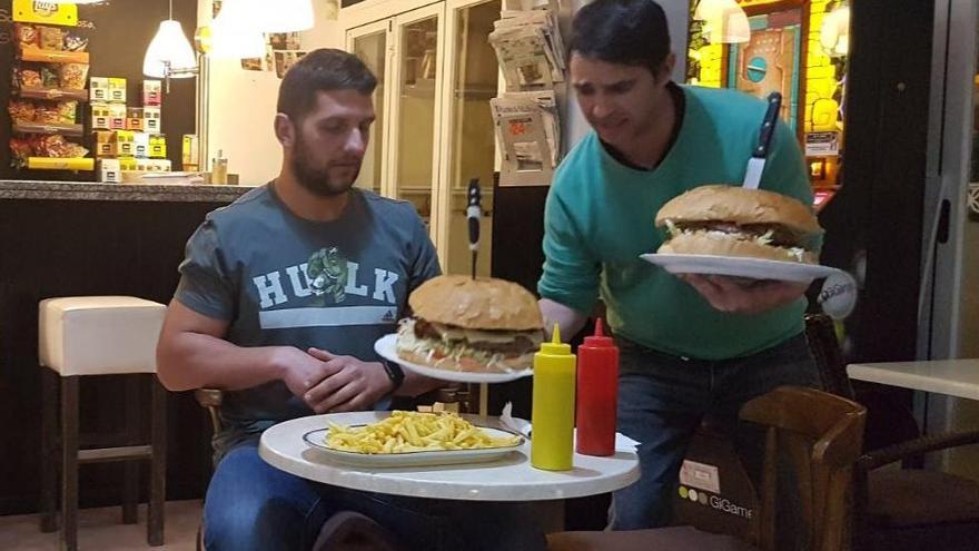 Ein Burger und ein Tablett voll Pommes gilt es bei der Challenge zu verspeisen.