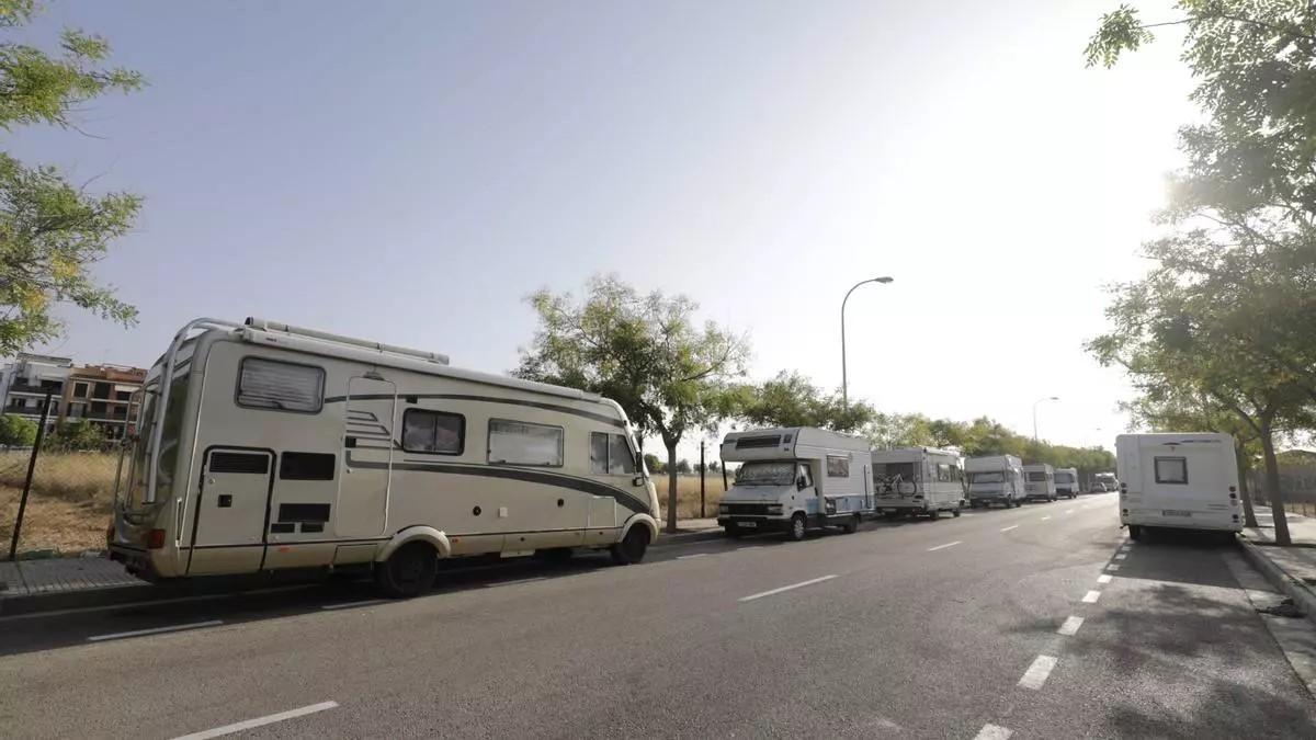 Die Wohnmobilansammlung in Ciutat Jardí.