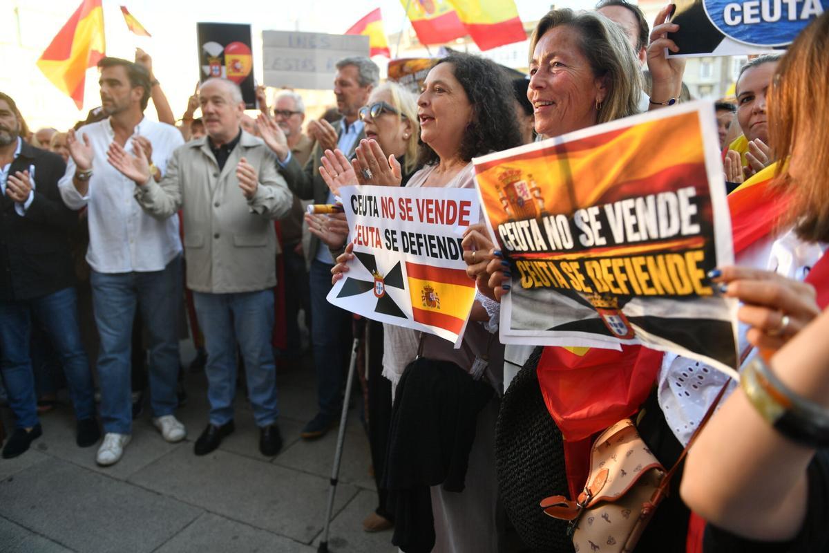 Entre los gritos más repetidos en la tarde de este miércoles estuvieron «Ceuta no se vende, Ceuta se defiende», «Ceuta aguanta, España se levanta» e «Invasores, expulsión».