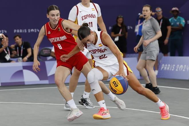 La jugadora de Epaña Juana Camilion (d) con el balón ante la jugadora de Alemania Elisa Mevius durante el partido de baloncesto femenino 3x3 celebrado entre España y Alemania en los Juegos Olímpicos París 2024 en el estadio de La Concorde de la capital gala. 