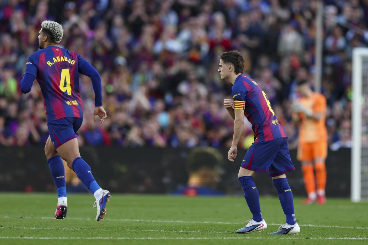 Ronald Araujo cedió el brazalete de capitán a Gavi