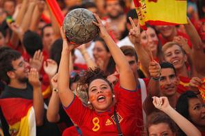 Un grup de seguidors de ’la Roja’ celebren el gol de Jordi Alba contra Itàlia mentre segueixen la final en una pantalla gegant instal·lada en un parc, a Màlaga.