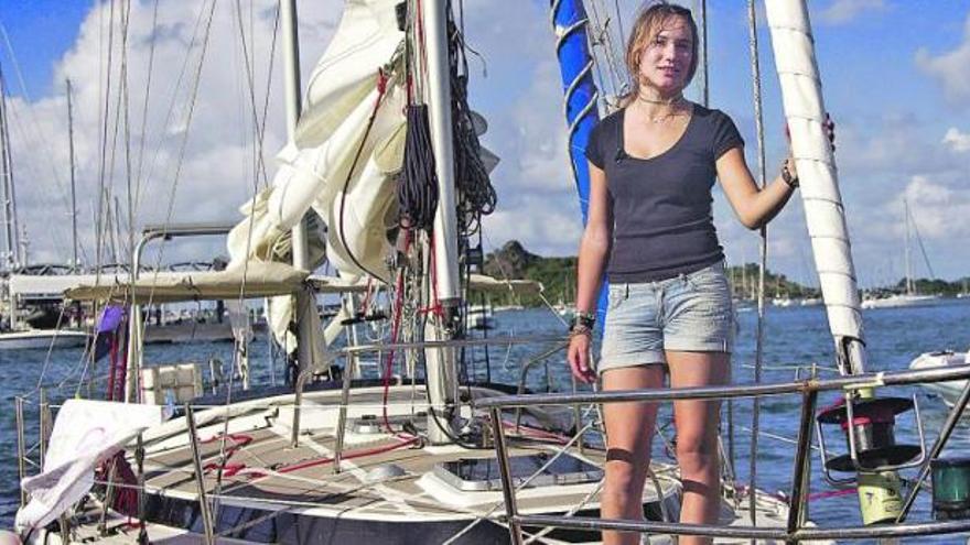 Laura Dekker, en el puerto de San Martín, en las antiguas Antillas Holandesas, tras batir el récord.
