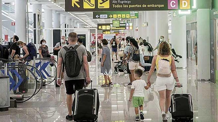 Una familia circula por Son Sant Joan este verano.