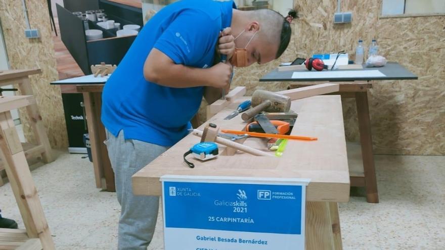 Gabriel Besada, número uno en Carpintería en el campeonato de estudiantes de FP Galicia Skills.