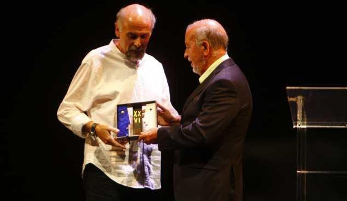 Marc Llorente, crítico de INFORMACIÓN, recibe el premio de manos del edil Miguel Valor.