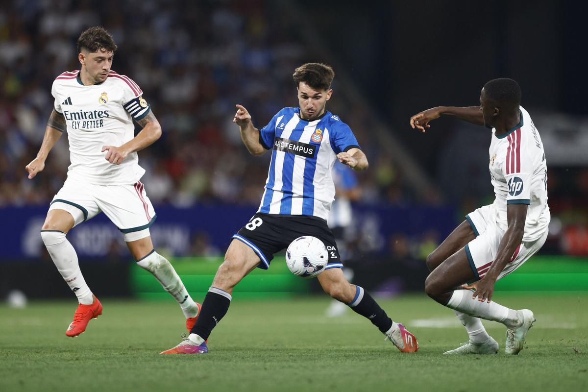 El delantero del Espanyol Javi Hernández pelea un balón con Ibrahima Konaté y Fede Valverde