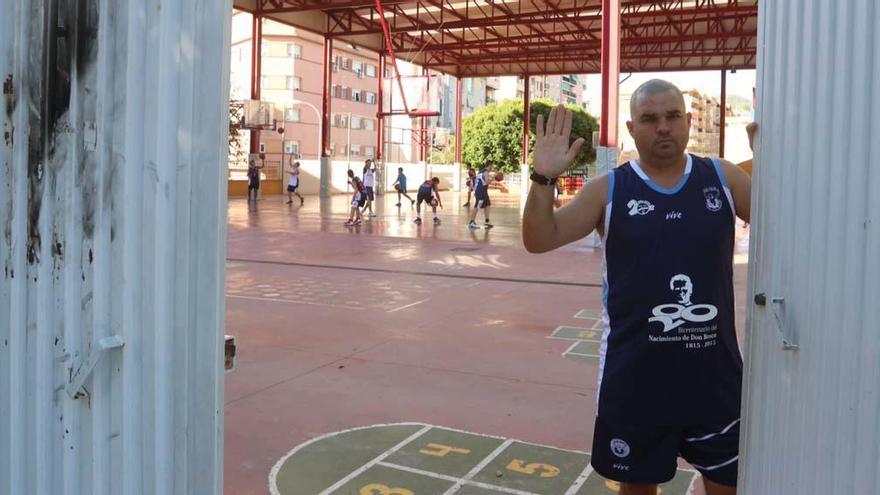 Alejandro, uno de los entrenadores, tuvo que cerrar las puertas de acceso al patio del colegio Lex Flavia a las 20.00 horas.