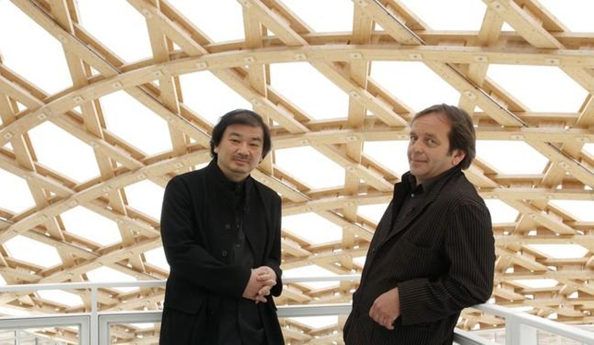 Construït pels arquitectes Shigeru Ban i Jean de Gastines, el museu té una estructura ondulada, semblant a un gran barret xinès. A Metz ja l’anomenen la casa dels barrufets.