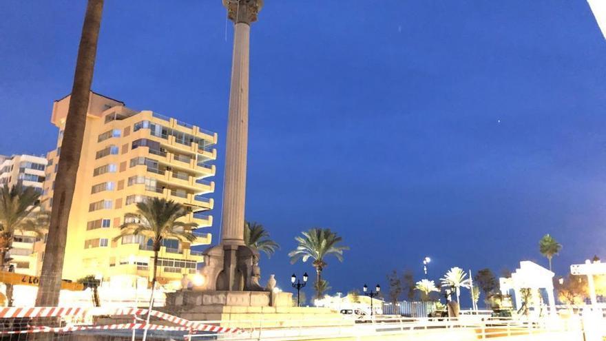 Imagen de la plaza vallada a la espera de poder quitar el obelisco.