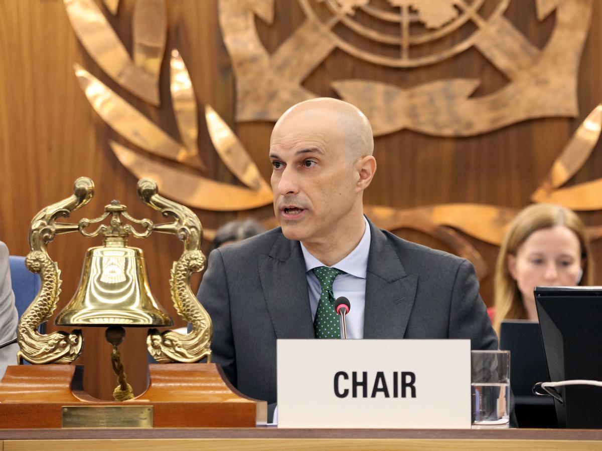 El presidente del Consejo de la Organización Marítima Internacional, Víctor Jiménez, durante la reunión extraordinaria mantenida miércoles y jueves en Londres.
