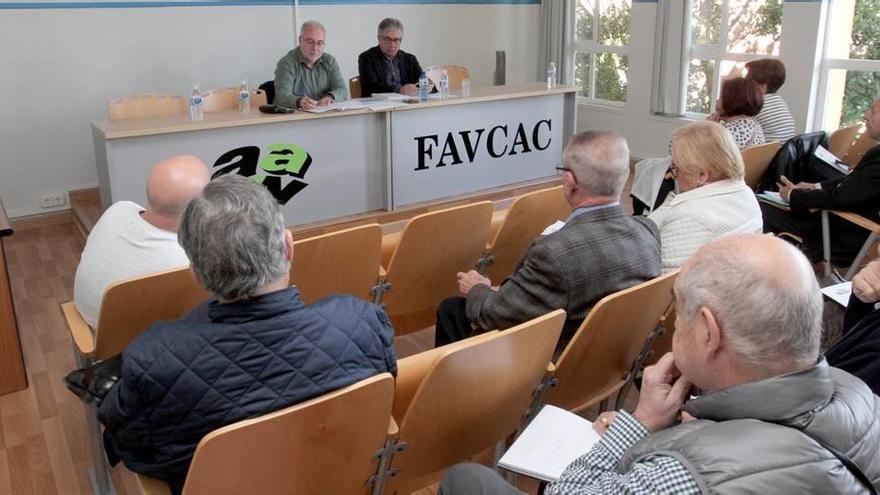 Los miembros de la Federación de Asociaciones de Vecinos de Cartagena, reunidos en su sede de Santa Lucía.