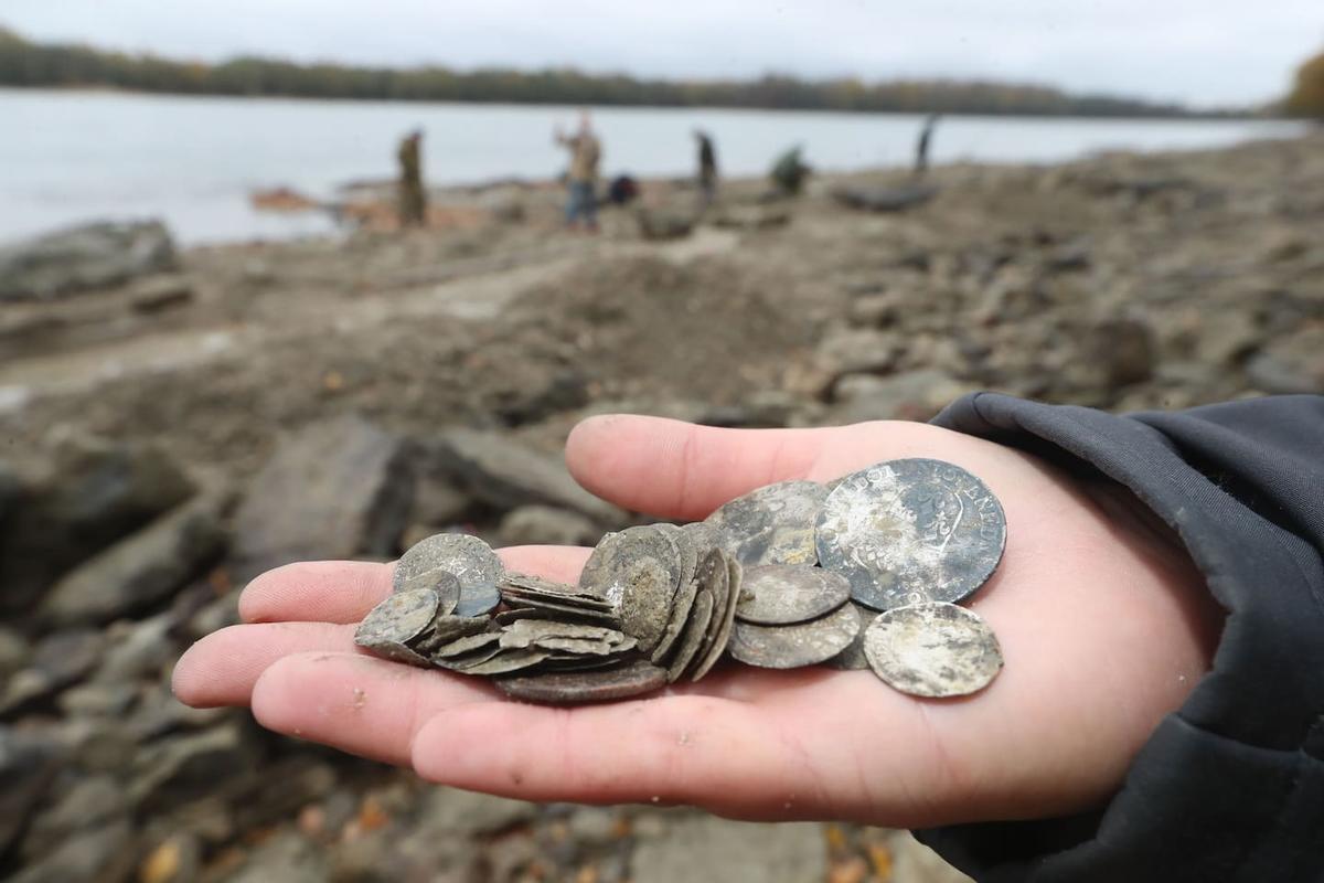 Antiguas monedas halladas en el río