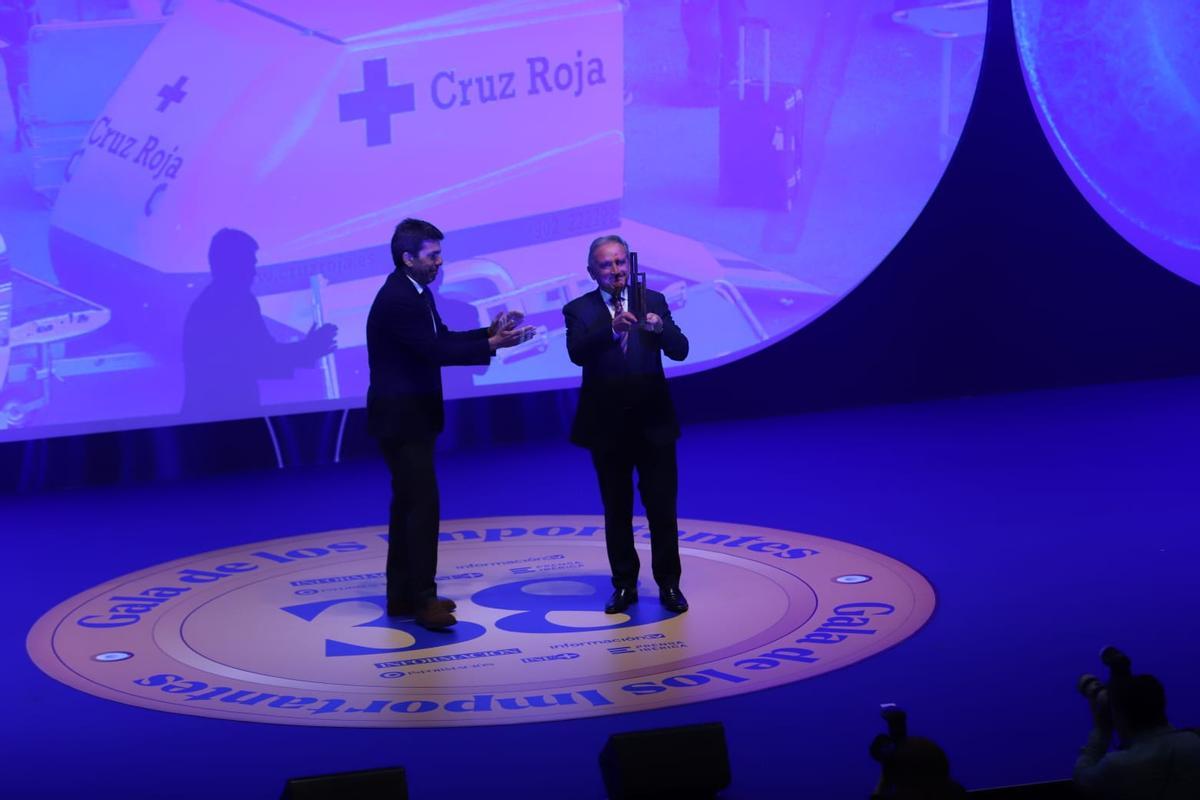 Carlos Mazón, presidente de la Diputación Provincial de Alicante, entrega el premio a Francisco Galvañ, presidente de Cruz Roja de la provincia de Alicante.