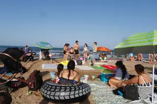 Ambiente festivo en la playa durante los preparativos para San Juan