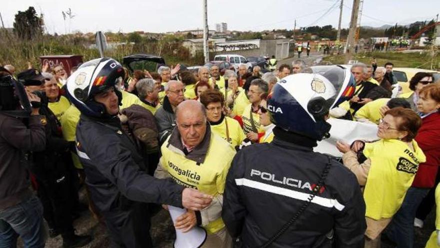 La policía tuvo que escoltar a los políticos para evitar incidentes con los manifestantes. // Jorge Santomé