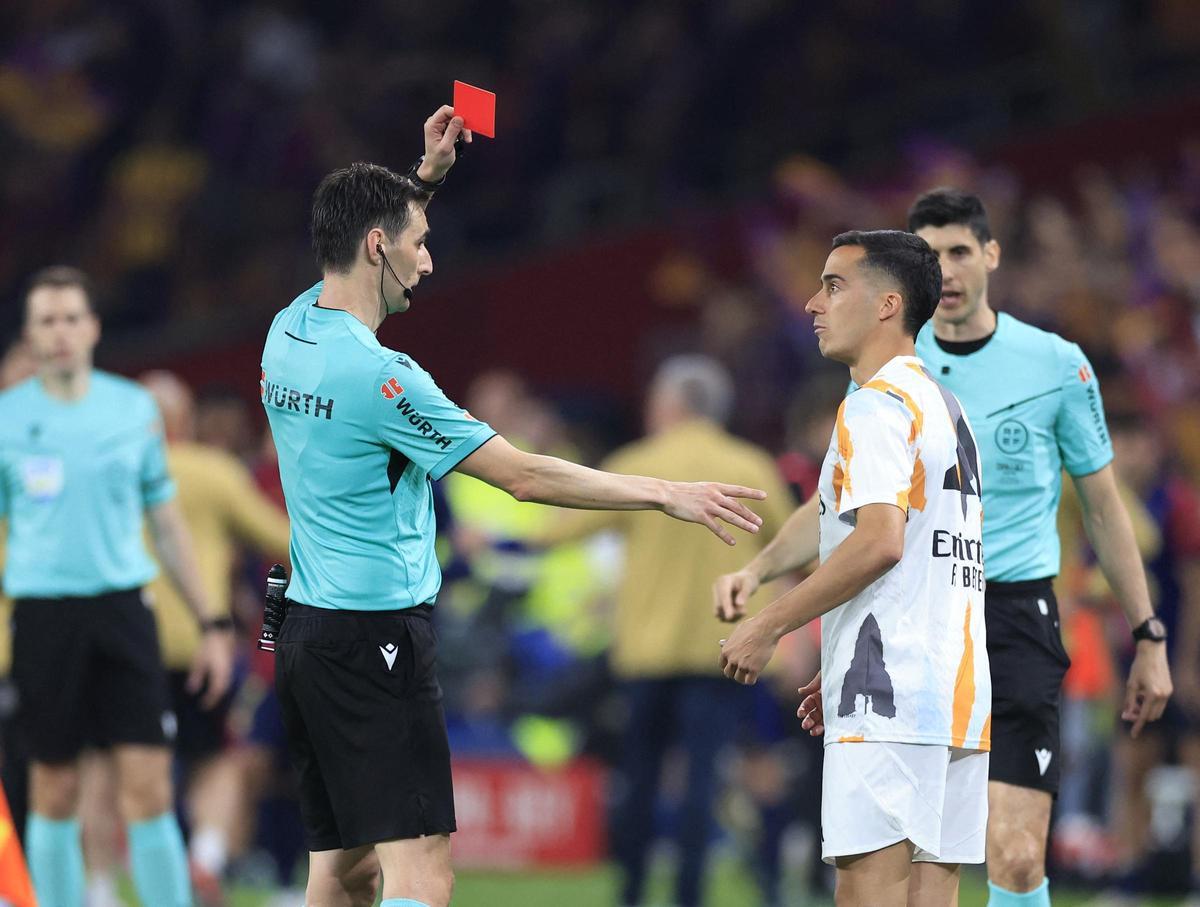 De Burgos expulsa a Lucas Vázquez.
