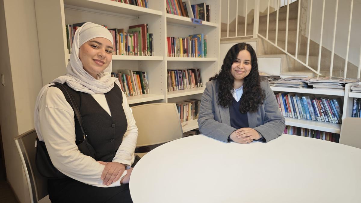 Sana y Halima, en la biblioteca Es Rafal.
