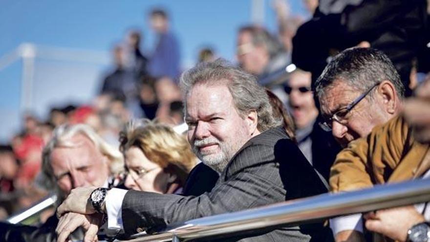 Utz Claassen (3. v. re.), am Sonntag auf der Tribüne bei Atlético Baleares. Auch in diesem Traditionsclub mischt mit Hauptaktionär Ingo Volckmann (nicht im Bild) ein Deutscher mit.