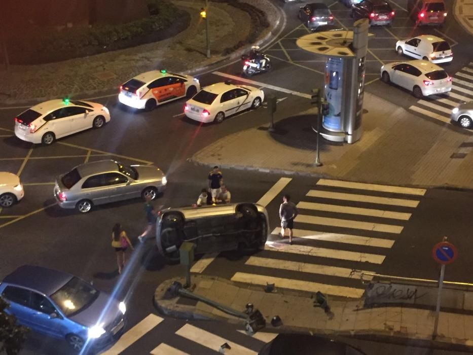 Un conductor se lleva por delante un semáforo del túnel Julio Luengo