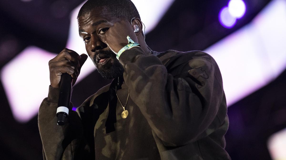 El rapero Kanye West adquirirá la polémica y conservadora red social Parler.