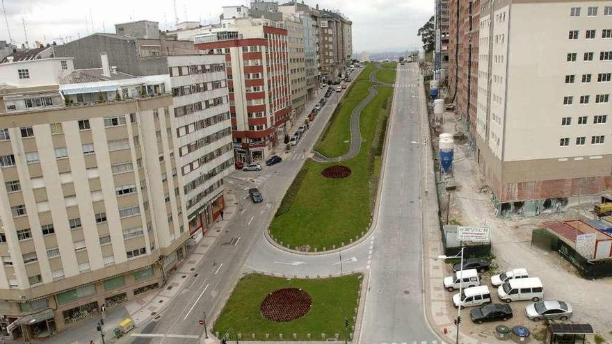 Rúa Javier López, antiga Oleoducto, por cuxa franxa central discorre a condución de Repsol.