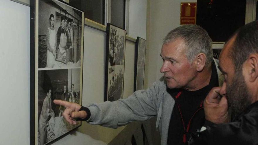 El público observa algunas de las imágenes de la exposición de Vilaxoán. // Noé Parga