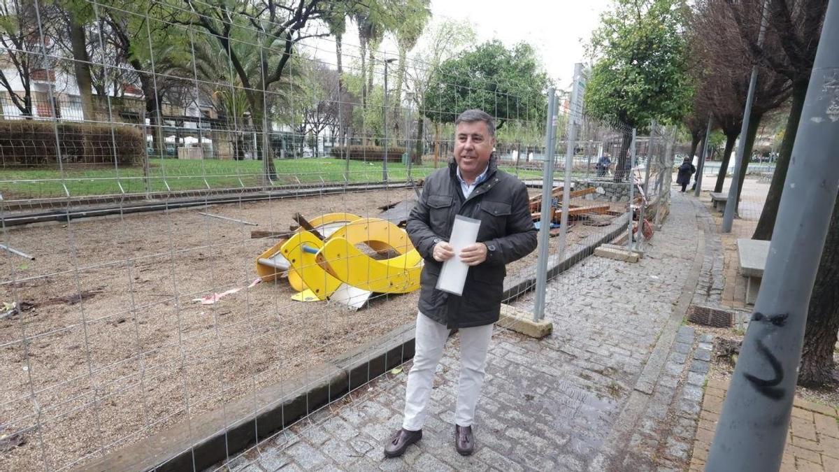 El concejal de Infraestructuras, Miguel Ruiz Madruga, en las obras del parque Juan Carlos I.
