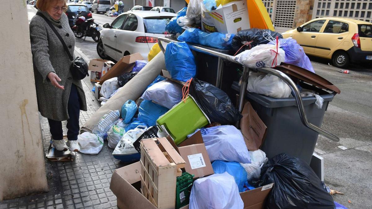 Una mujer intenta pasar entre la basura. |   // VÍCTOR ECHAVE