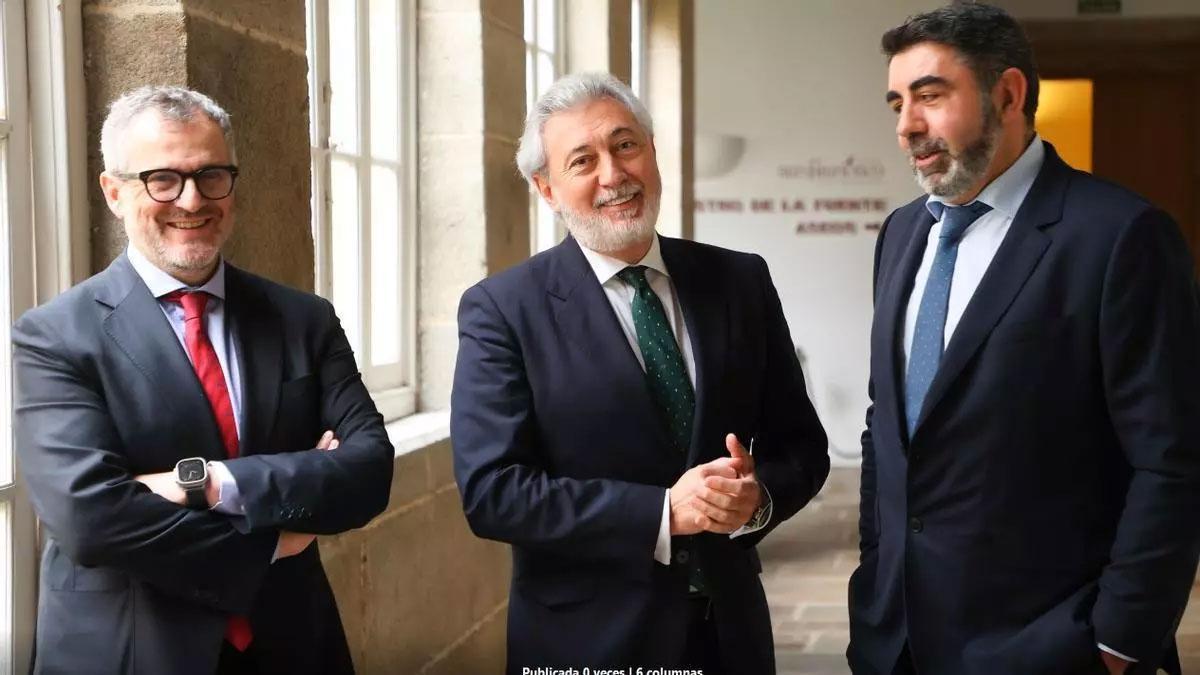 Luis Rosón, Javier Alonso y José Corbacho, este jueves en Santiago